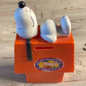 Vintage SNOOPY DOG HOUSE Piggy bank OLD COLLECTORS ITEM Cartoon Charlie Brown